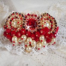 Broche de rubí bordado con un cabujón de cristal bohemio de los años 60, perlas, cristales de Swarovski y cuentas de rocalla